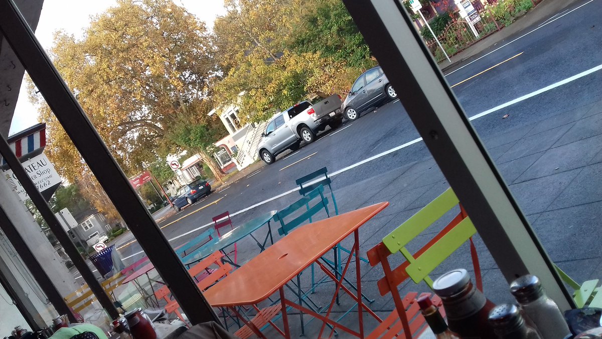 VinoParaiso's tweet photo. This is how a #ringmaster has breakfast #hardjob #q&atime @NapaFilmFest @aatristainm @VinoParaiso #nvff2015 https://t.co/IRcd94hjK8