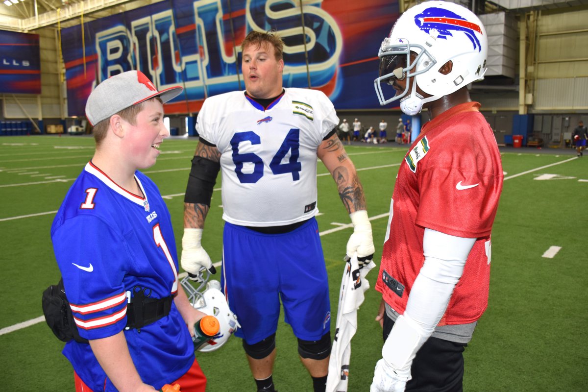 BuffaloBills's tweet photo. One Make-A-Wish visitor. A whole team of new fans.

Watch Anthony's heartwarming visit:  https://t.co/D386zyubML https://t.co/GzpCUrpK5N