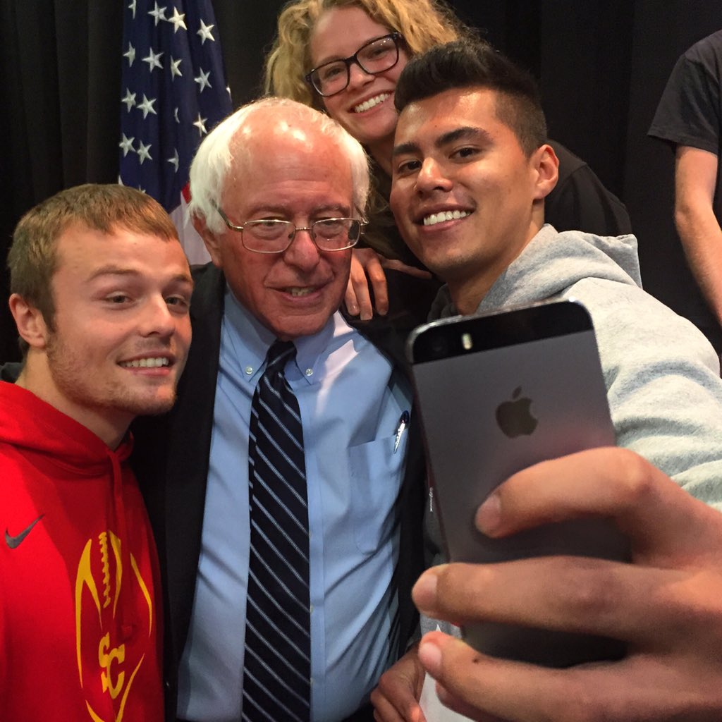 SimpsonNews's tweet image. #PoliticsAtSimpson #ChooseSimpson RT@danmericaCNN: Selfies with Bernie at Simpson College.