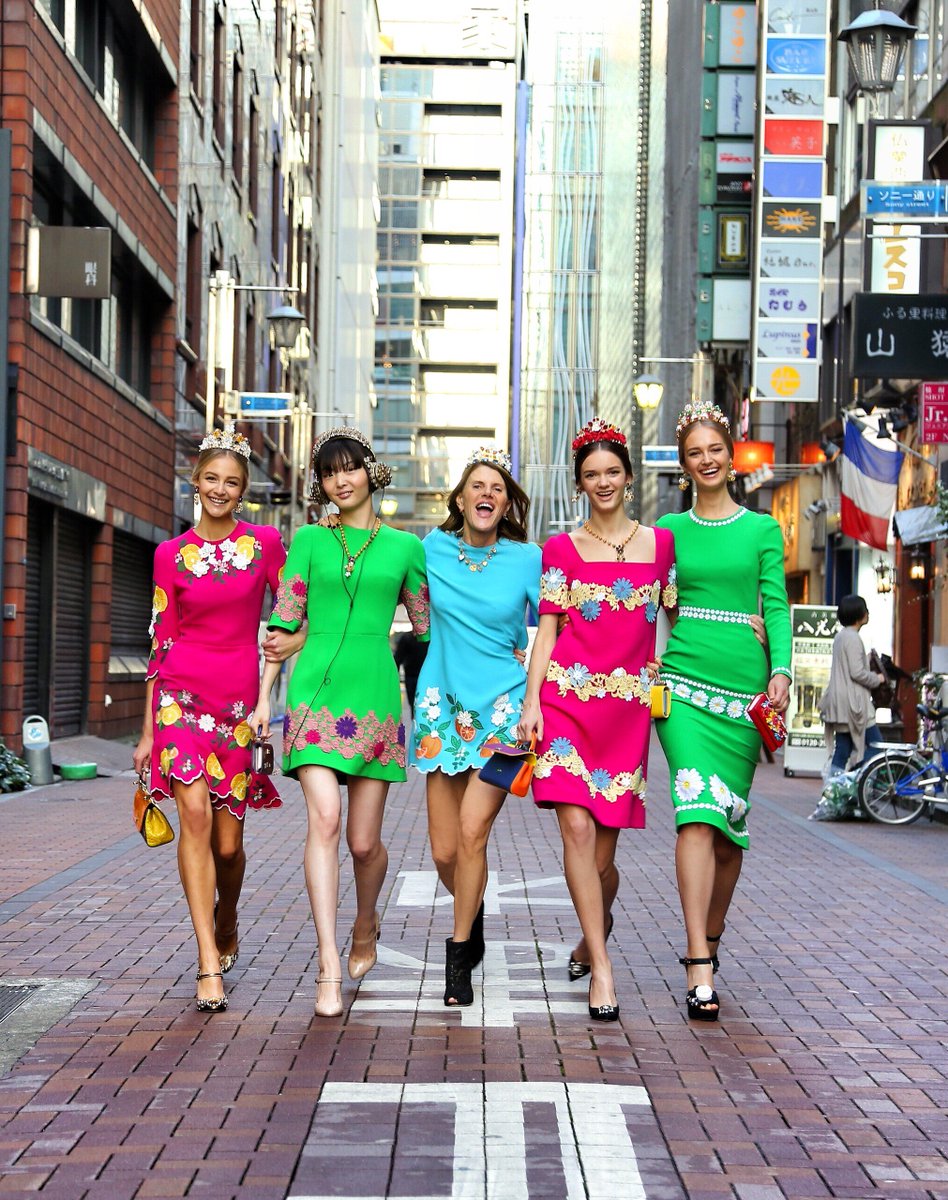 dolcegabbanajp's tweet photo. インスピレーション源は「東京」。エネルギッシュな街のイメージをデザインに落とし込んだ日本限定コレクション。ドルチェガッバーナ銀座で展開中です。#DGLovesJapan @annadellorusso @fashiontomax https://t.co/8Q6c1GEXIt