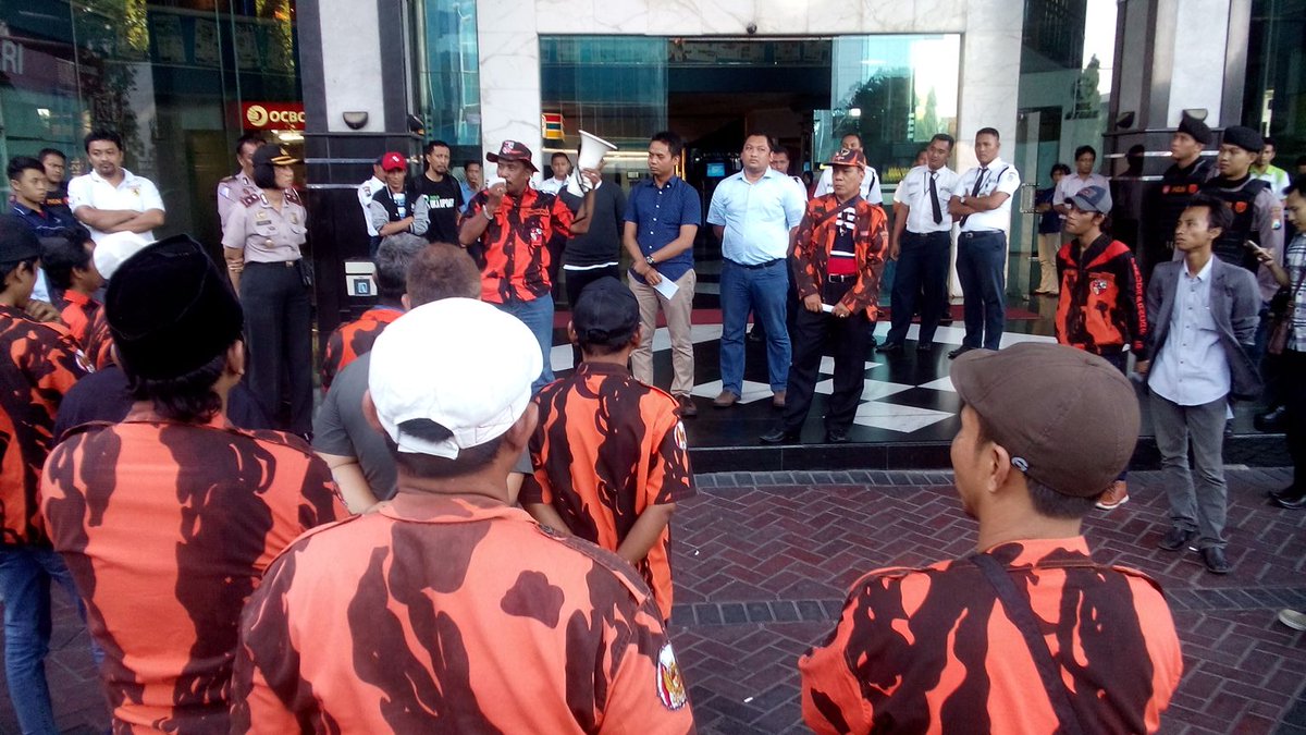 Jund07's tweet photo. @GapukGopok onok masmuloh, topi ireng kaos njeruhan ireng.  Kongkonen nglereni :D @revolupssi: Ormas PP protes . https://t.co/95LZe3grxR"