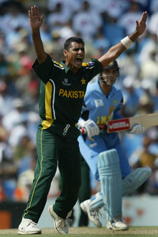 Happy Bday to the king of Swing- Waqar Younis !
He is the 3rd highest wicket-taker with most 5-wicket hauls in ODIs. 