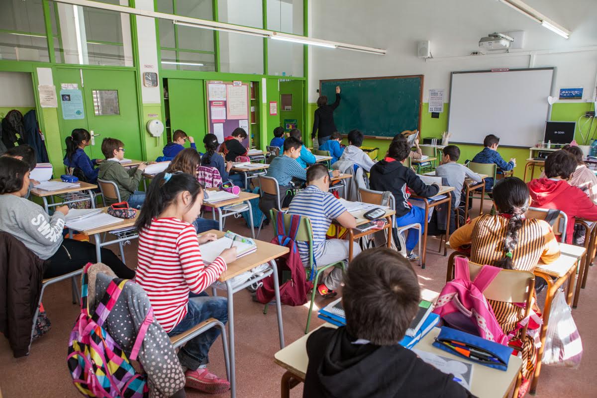 DiariEducacio's tweet photo. El somni d’acabar amb els exàmens. Amb tots? https://t.co/afAYk3KS20 Reportatge de @paurodra https://t.co/OWMqP3L3Ww