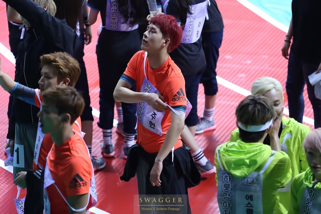 1zerozero4's tweet image. this is a monsta x fansite-taken pic but LOOK AT JEONGCHEOL AT THE SIDE