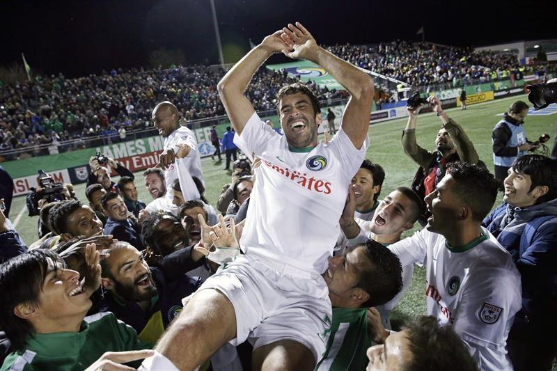 bbva's tweet photo. #Raúl, patrimonio del fútbol https://t.co/hIJ22pm6lb Juega su último partido y gana la liga con el @NYCosmos https://t.co/Pr2HLq4oO4
