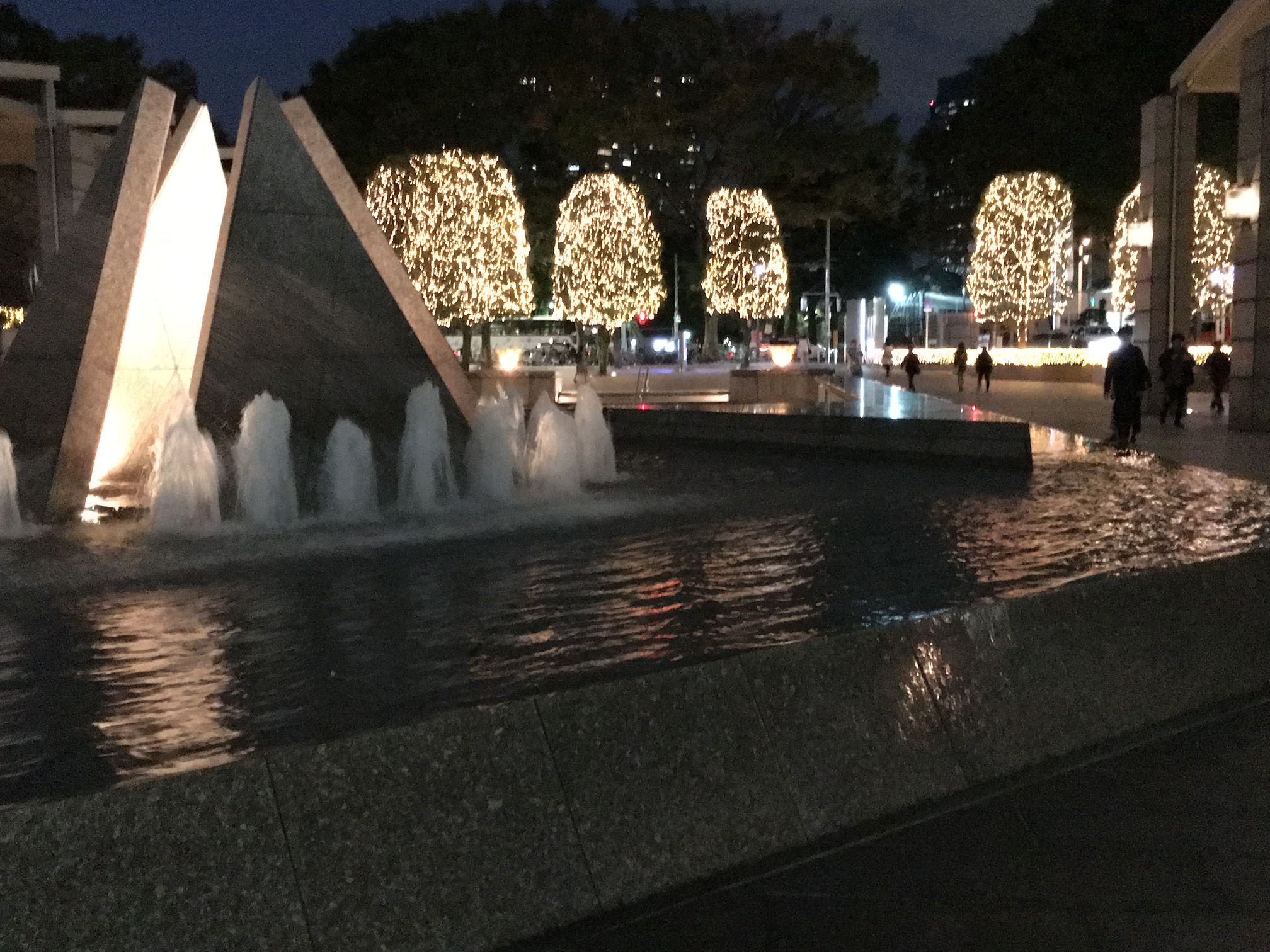Park Hyatt Tokyo No Twitter 今宵より 新宿パークタワーはじめ西新宿エリアのビルでイルミネーションが点灯 1階アトリウムにはクリスマスツリーもお目見えしました パークハイアット東京のエントランスでも光の粒子が煌めき ホリデーシーズンの華やぎを演出してい