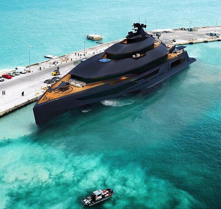 Black yacht with wood detailing 😍😁