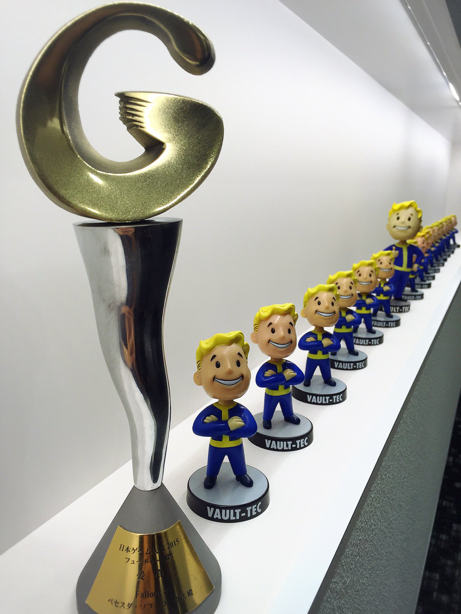 ベセスダ日本公式 Twitterissa 先週金曜ニコ生でお伝えしたとおり Ps4 Xbox One版 Fallout4 は日本語音声 字幕 英語音声 字幕の2言語を収録 日本語字幕 英語音声等はできません 今日とどいた日本ゲーム大賞のトロフィーとともに 記念撮影 ベセスダ日本公式 Twitterissa 先週金曜ニコ生でお伝えしたとおり Ps4 Xbox One版 Fallout4 は日本語音声 字幕 英語音声 字幕の2言語を収録 日本語字幕 英語音声等はできません 今日とどいた日本ゲーム大賞のトロフィーとともに 記念撮影