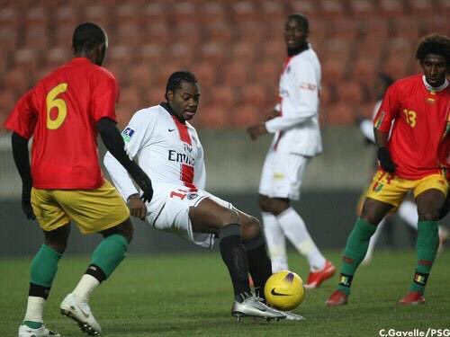 Histoire_du_PSG's tweet photo. Il y a 8 ans, Apoula Edel entrait comme attaquant lors d'un amical contre la Guinée ! #PSG 🤔☹️🤓 https://t.co/yXGuOmDd7S