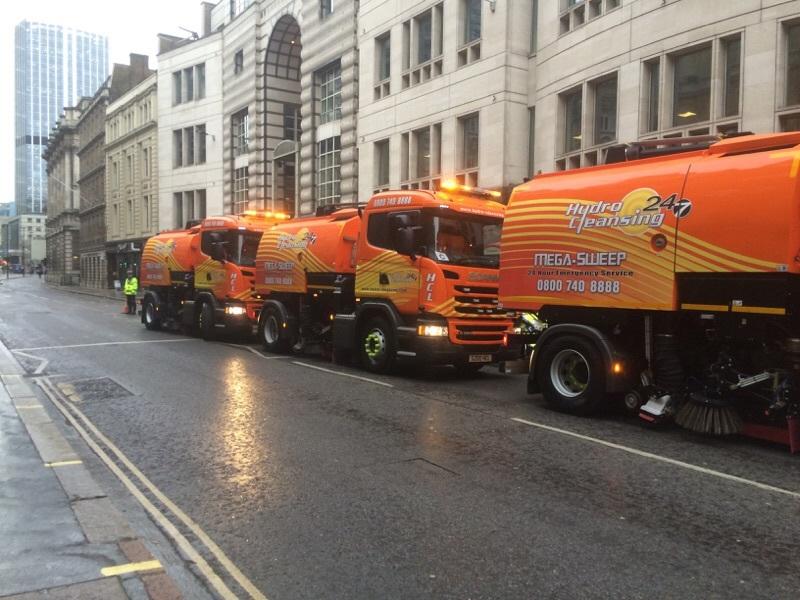 wrapcube's tweet photo. The power of Digital Print. @hydrocleansing fleet looks amazing in its @3MWrapsUK vinyl skin. #Wrapcube #3mwrapsuk https://t.co/UuJUquKHeL