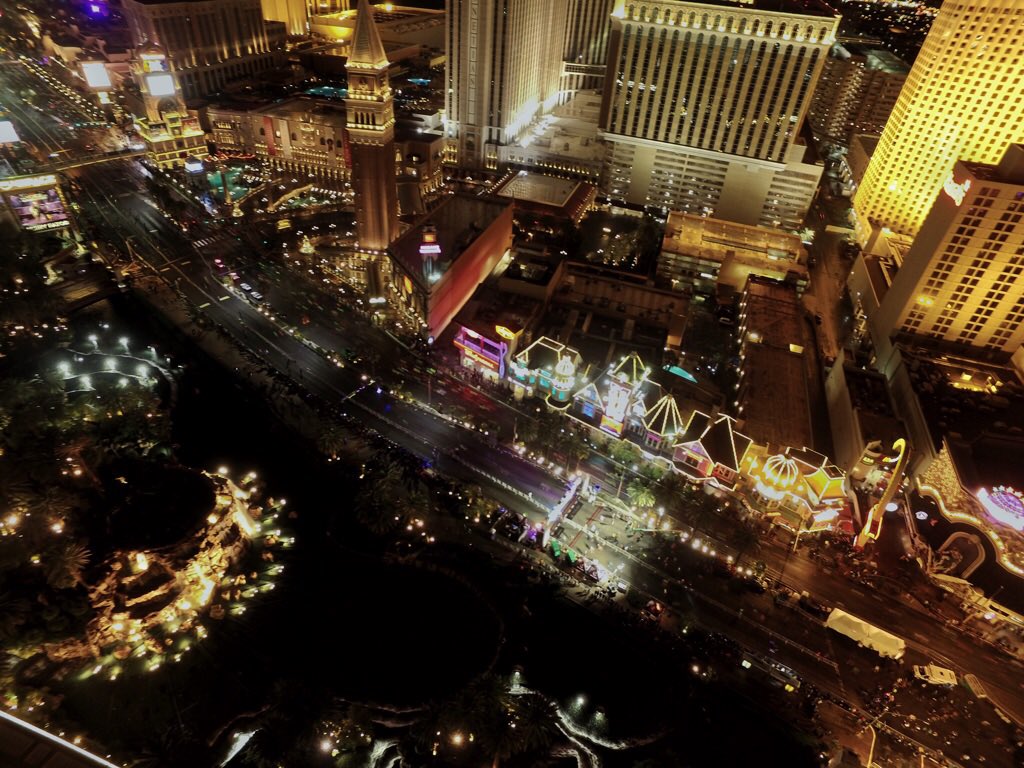 RunRocknRoll's tweet photo. A look down from above of tonight's action on the #StripAtNight! https://t.co/KoutsOwJI1
