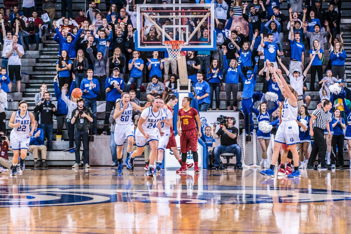BeeCow15's tweet image. This @DrakeWBB photo would not look good without a packed student section.