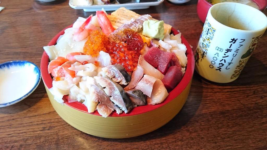 北海道民がうらやましすぎる！！ナニコレ級てんこ盛り海鮮丼ww