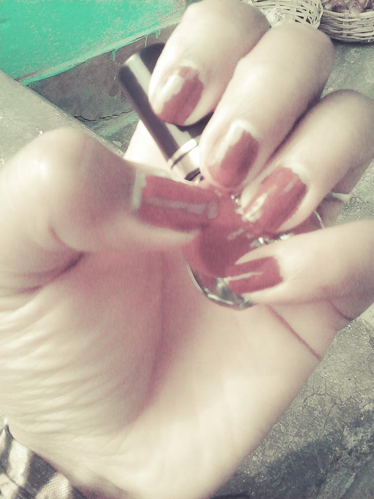 ipoozey's tweet photo. #NailPolice #TimePass :) https://t.co/ReSkUNyXSR