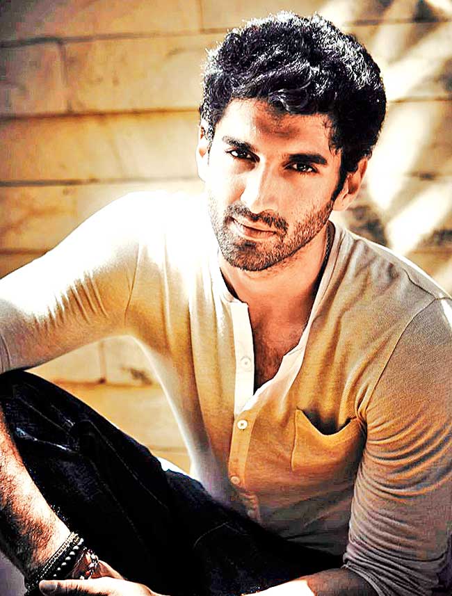 Happy Birthday to this sexy man..Aditya Roy Kapur!!!!!!!!   