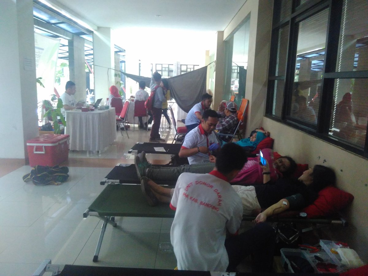 HumanityfirstID's tweet photo. Ayo Bandung &amp; sekitarnya #DonorDarah masih berlangsung nih di Taman Hukum UNPAD. #WorldToleranceDay @org_fair https://t.co/AubXD1qauP
