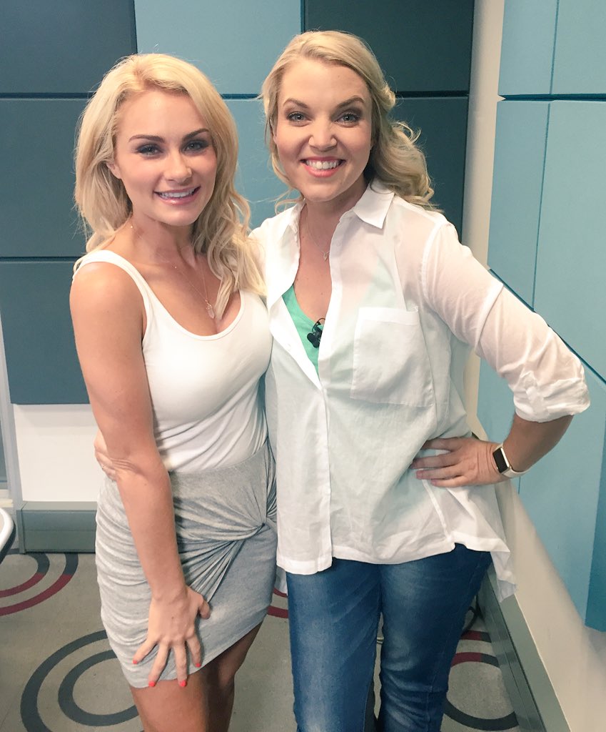 NadiaBeukes's tweet photo. Saam mede @talent_etc #Blonde #Boermeisie @AngeliqueGerber @kykNETtv @GrootFM #GROOTontbyt cc:@boersoeknvrou :)nb https://t.co/w2jYnPVOCJ