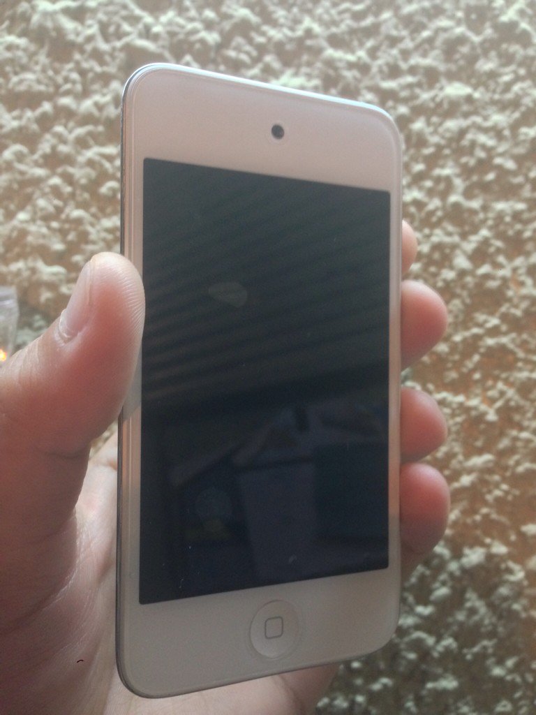 NarexS's tweet photo. Hoy! Hice ya 3 años con mi hermosura de Ipod 4 😎😘 #Ipod4 #old #beautiful Que chingon!! https://t.co/47By34zFxE