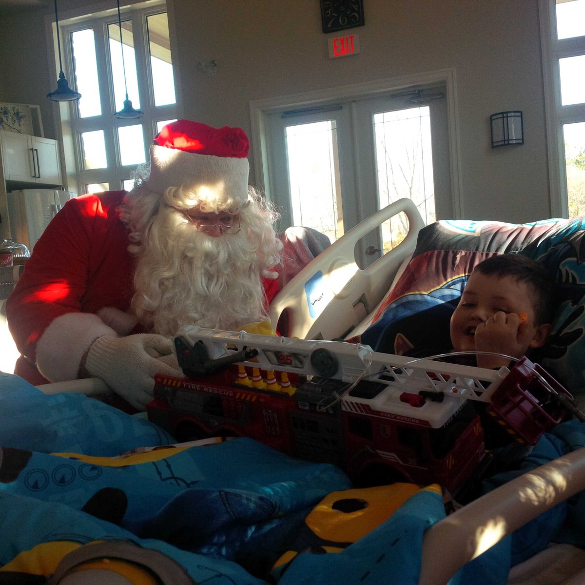 nicolewellwood's tweet photo. #lightsonforevan #evanslegacy Santa and Mrs Claus make a special visit to see Evan where he is staying! #myhero https://t.co/JgsE85nP32