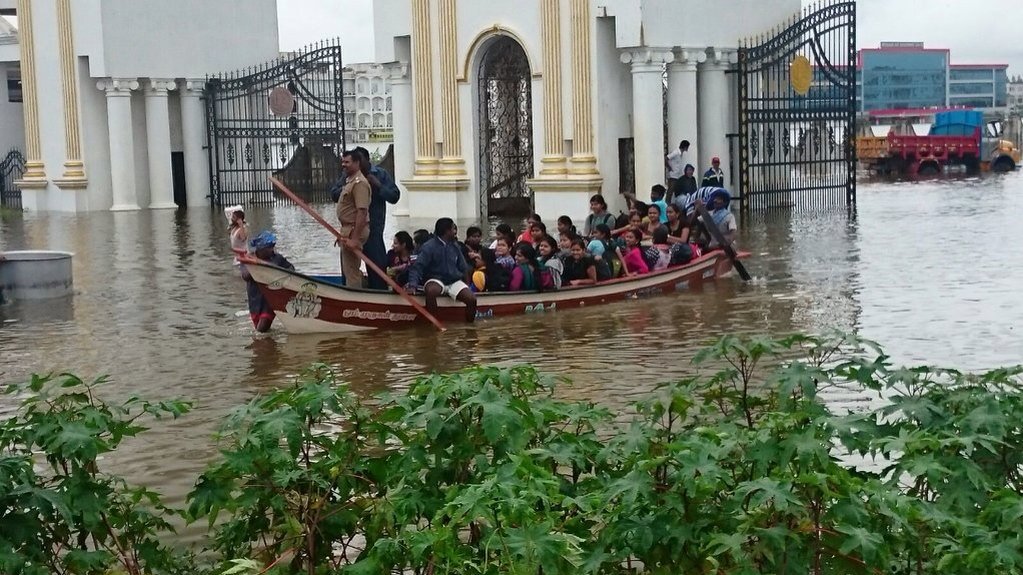 vasudevan_k's tweet photo. Most sincere students from Satyabhama University. Students on a boat. Via @KameeniChhori #ChennaiRain #chennai https://t.co/7FS9YzzmHx