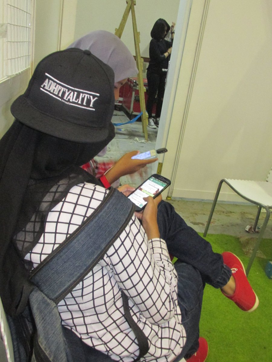 Euis_Fatimah07's tweet photo. #EdisiPromo .. #AdhityaLity L @adhityaalkatiri .. it baju item imut.. eh :v Salkus ... :p https://t.co/JlkLIWxLIk