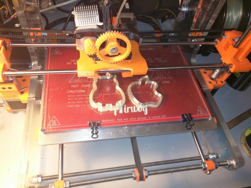 AstroPrint3D's tweet photo. #Christmas is coming up next month boys and girls 🎅🎄 -- Why not #3DPrint some custom cookie cutters huh 🍪? 😨 https://t.co/vfM97R2beQ