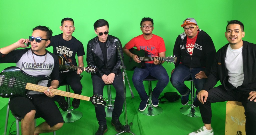TomtomTheTITANS's tweet photo. Follow!! RT @TheTitansBand: #twittanium follow @UcstvIndonesia ya skrg, kamu bisa liat langsung "KAMU" Live niih... https://t.co/UWm4MHm9ZO