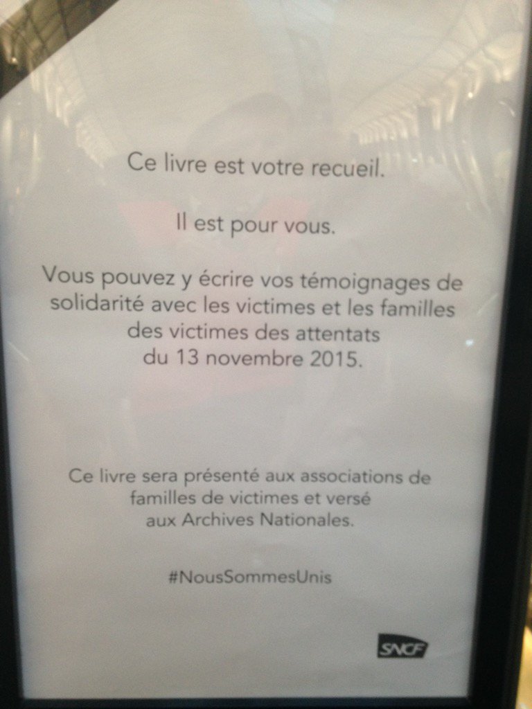 JSMonnet's tweet photo. #gare St Lazare, témoignages des clients envers les victimes des attentas #LAJ #solidarité https://t.co/Co1T0X6xBQ