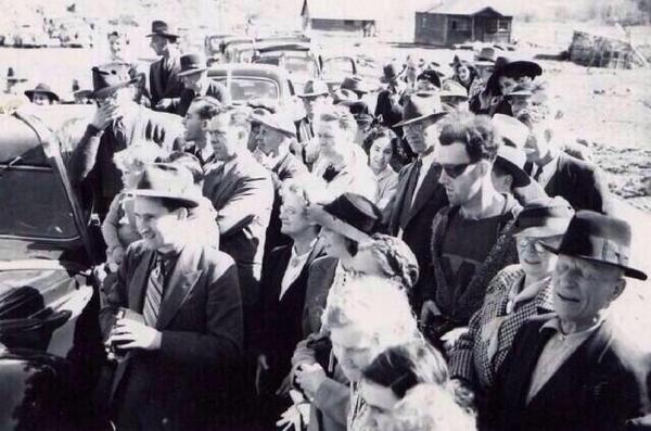 Hombre del futuro, 1940 llevaba gafas de última moda, ropa moderna, y una cámara digital alrededor de su cuello.