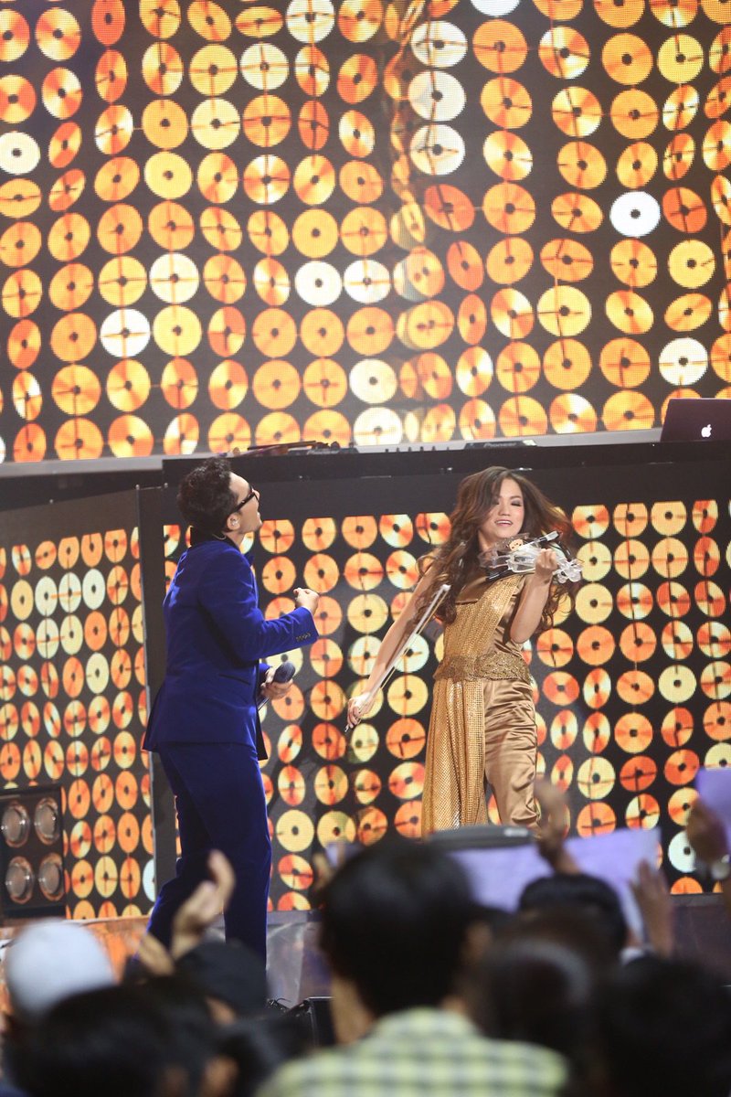 Permainan biola Yustin memukau voters yg mengantarkannya kembali ke panggung <a href="/TheRemix_NET/">The Remix NET.</a>

bit.ly/yustin-sandy-w…