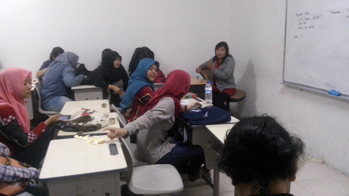 BroadcastingUB's tweet photo. Suasana rapat mingguan FORMAB  2014/2015 👍 https://t.co/yhm0JzWNvw