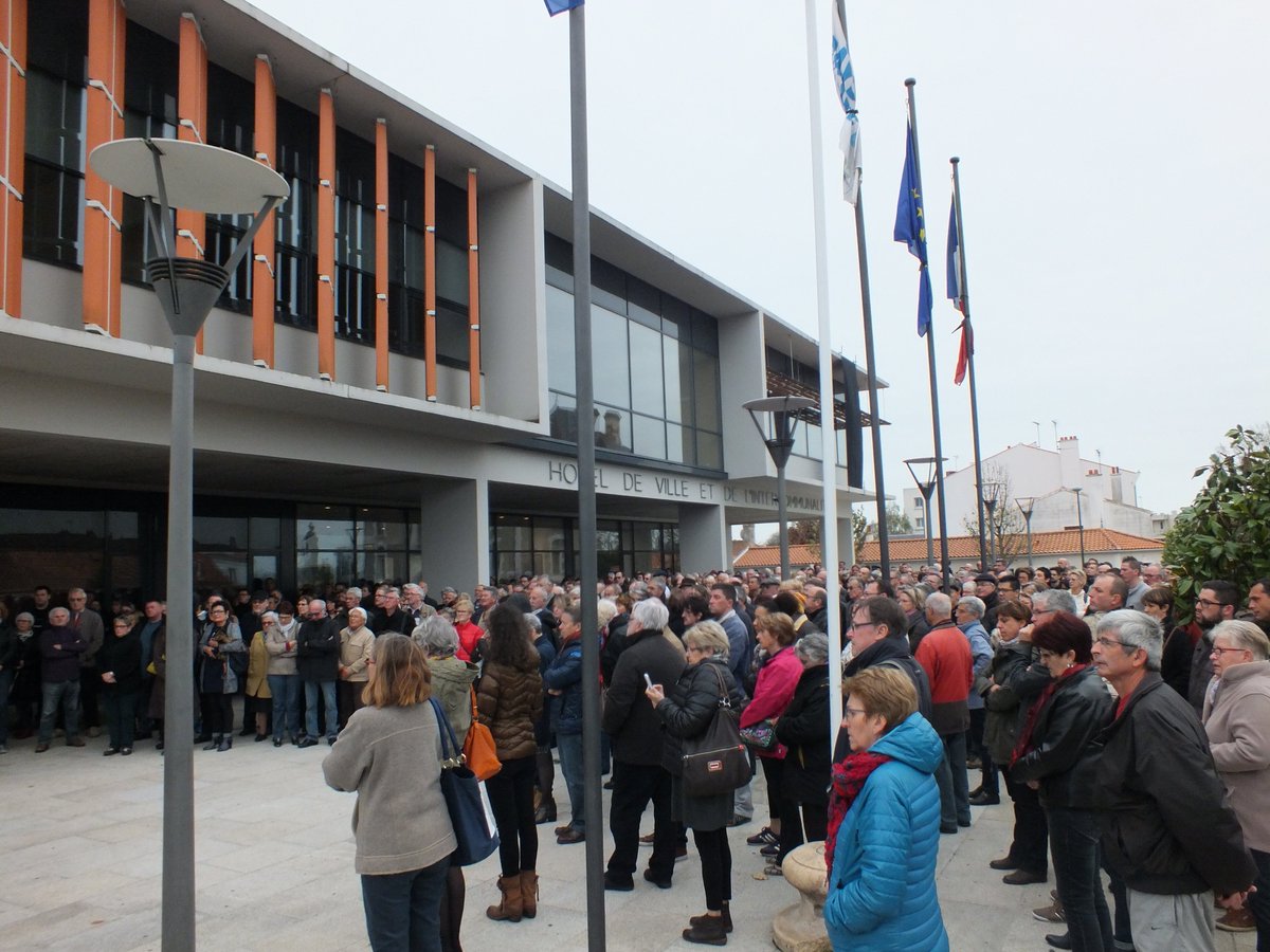 VilledeChallans's tweet photo. Minute de silence sur le parvis de la mairie en hommage aux victimes des attentats du 13 novembre #NousSommesUnis https://t.co/vkmOAvrCYy
