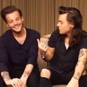 LarryUpdatesITA's tweet photo. Louis e Harry durante l'intervista per ITV erano seduti vicini👬 

16.11.2015 https://t.co/S1TZizfqOb