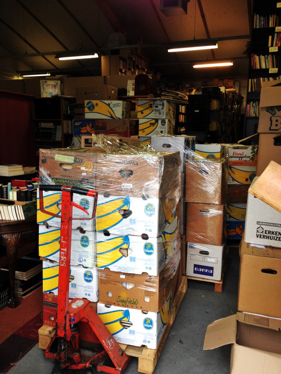 Boektwee's tweet photo. Zo ziet 60 meter boek eruit, ingepakt en opgestapeld op drie pallets. Bijzondere bestelling: https://t.co/u9nB4o5bZC https://t.co/pLeo3JSqc1