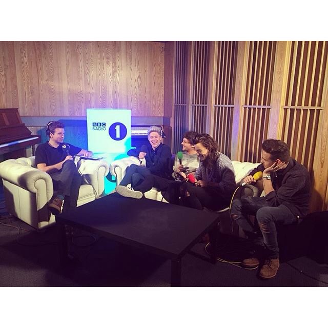 LarryUpdatesITA's tweet photo. I Larry erano seduti vicini anche durante l'intervista a BBCR1 🎥 https://t.co/njgVTD1Bn1