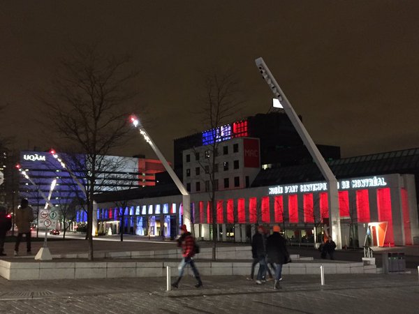 SinceriouslySA's tweet image. Montreal lit in Bleu Blanc Rouge for France journaldemontreal.com/2015/11/15/mon…