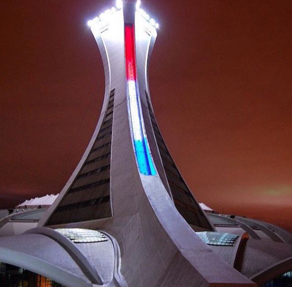 SinceriouslySA's tweet image. Montreal lit in Bleu Blanc Rouge for France journaldemontreal.com/2015/11/15/mon…