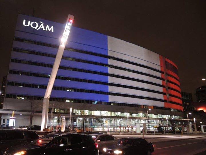 SinceriouslySA's tweet image. Montreal lit in Bleu Blanc Rouge for France journaldemontreal.com/2015/11/15/mon…