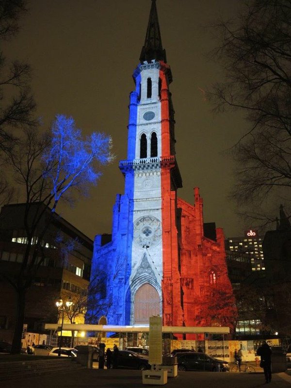 SinceriouslySA's tweet image. Montreal lit in Bleu Blanc Rouge for France journaldemontreal.com/2015/11/15/mon…