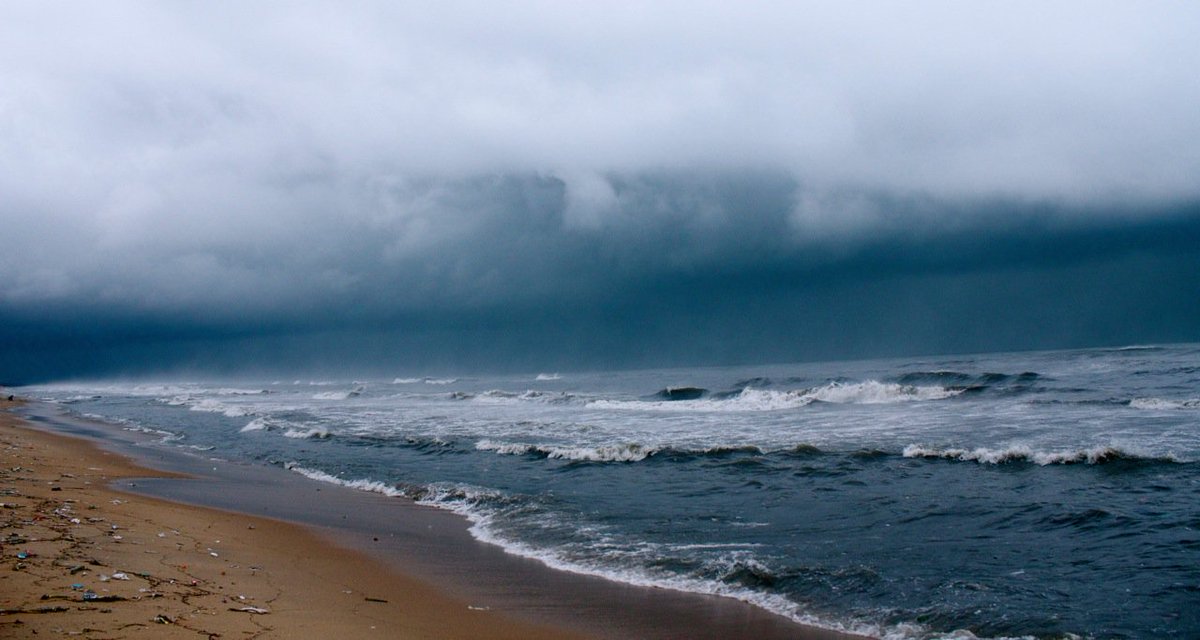 along with the fury & destruction in chennai, nature also has its photogenic angles..:-) bay of bengal,5pm