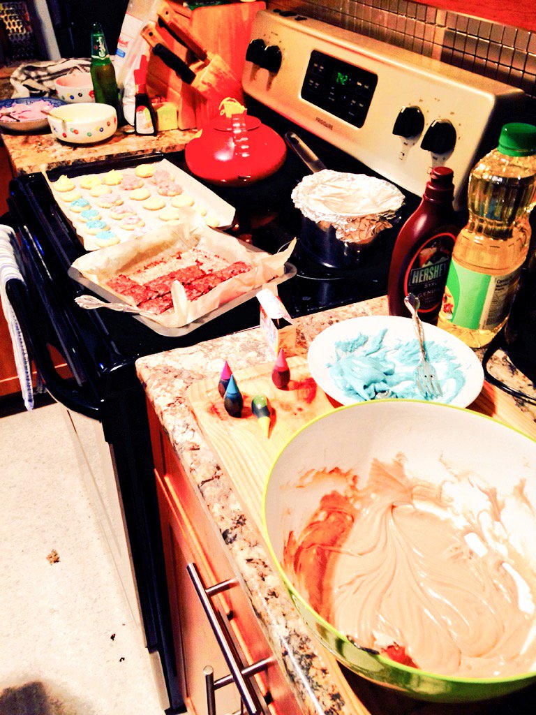 iwantQ's tweet photo. Weekend shenanigans. #cookies #brownies #icing #moreicing https://t.co/nEkbm3XxSv