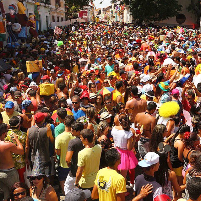 penocarnaval's tweet photo. As ladeiras tremem. Isso é o Carnaval de Olinda. #PEnoCarnaval https://t.co/QlIYFagpbo