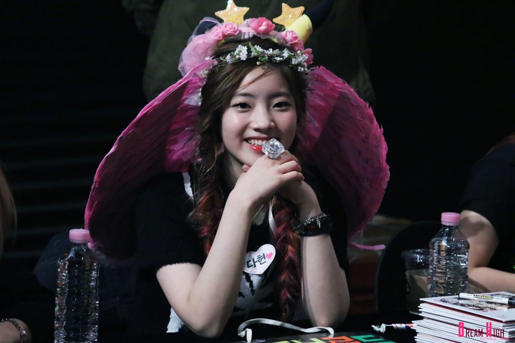 dreamhigh0528's tweet photo. 151114 용산팬싸 #TWICE #트와이스 #다현 #DAHYUN 난 다현만 봐!! https://t.co/xBzGx91rMw