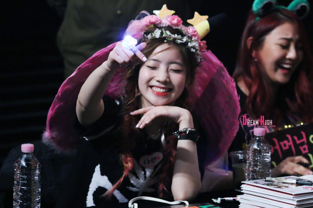 dreamhigh0528's tweet photo. 151114 용산팬싸 #TWICE #트와이스 #다현 #DAHYUN 난 다현만 봐!! https://t.co/xBzGx91rMw