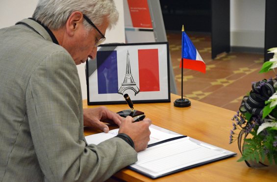 Kondolenzbuch im Rathaus #Kassel für Opfer der Terror-Anschläge in #Paris bit.ly/kondolenz1611 (eul) https://t.co/HJiUYNbPKt
