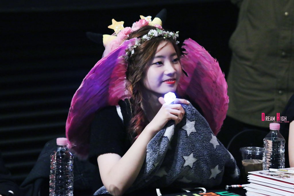 dreamhigh0528's tweet photo. 151114 용산팬싸 #TWICE #트와이스 #다현 #DAHYUN 빛나는 우리 두부님💖 https://t.co/EiTsB9Mxq1