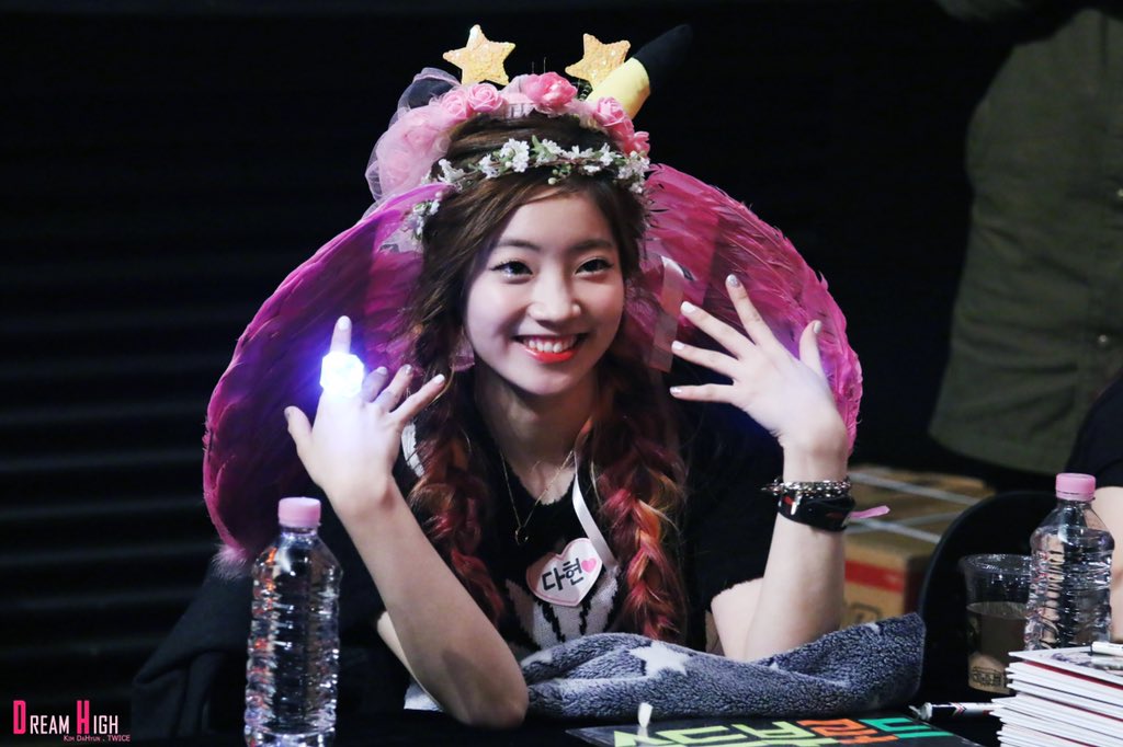 dreamhigh0528's tweet photo. 151114 용산팬싸 #TWICE #트와이스 #다현 #DAHYUN 빛나는 우리 두부님💖 https://t.co/EiTsB9Mxq1