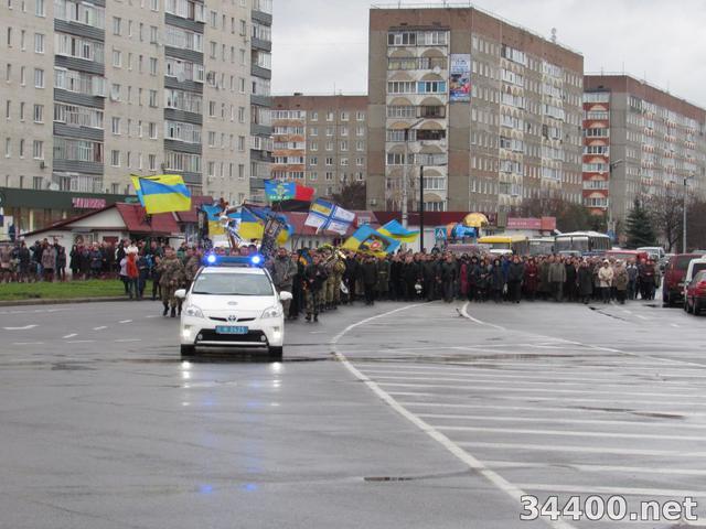 Так прощались с погибшим солдатом Сергеем Тарасюком жители Кузнецовска. Ранее утро, проливной дождь