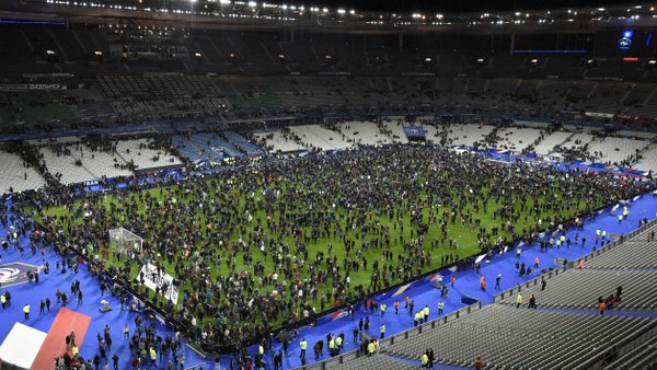 BFMTV's tweet photo. A-t-on évité un carnage au Stade de France ? Chronologie des événements du 13/11 à St Denis https://t.co/SKNQ1E4RDd https://t.co/pE8A7vtLvM