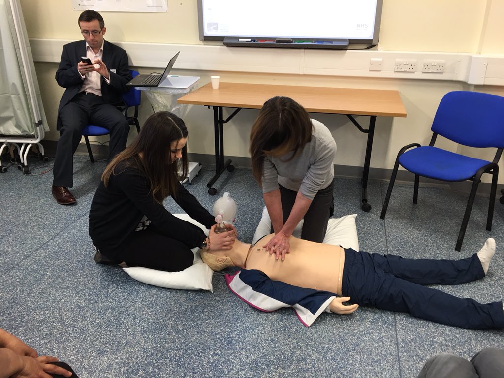 nhsl_meded's tweet photo. @uwshealth Linda showing us how it's done. #SimTechDay3 #qcprchallenge https://t.co/QsxYIv5XFQ